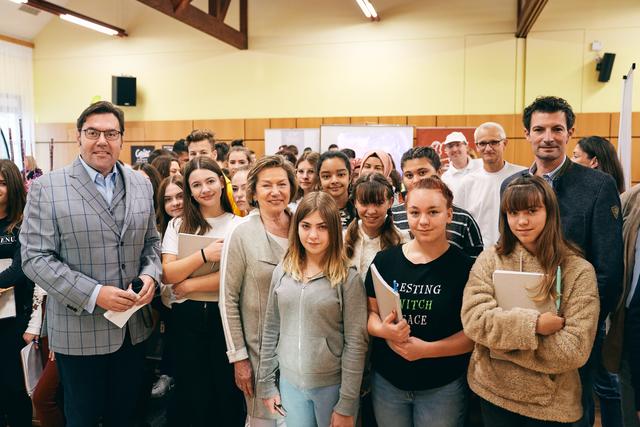 Landtagsbgeordneter René Lobner, Bezirksstellenobmann Andreas Hager und WKNÖ-Präsidentin Sonja Zwazl mit den interessierten Schülern