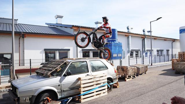 Lehrling Philipp Wimmer sprang bei seiner Trial-Show über Autos.