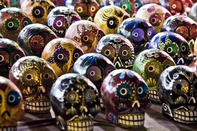 Die Calaveras (Schädel), welche bunt gefärbt sind, gehören als fixer Bestandteil zum mexikanischen "Día de los Muertos".