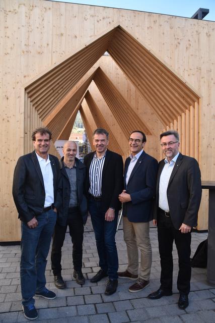 Karl Schafferer (Vorstandsvorsitzender von proHolz Tirol), Christian Höller (Vorsitzender der Sektion Architekten der Kammer der ZiviltechnikerInnen), Bürgermeister Georg Willi, Kurt Ziegner (Land Tirol) und Rüdiger Lex (Geschäftsführung proHolz Tirol)