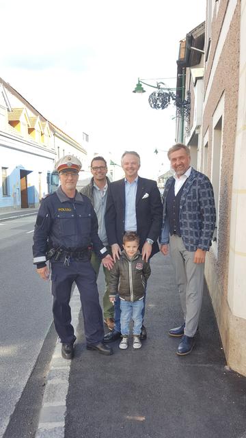 Gruppeninspektor Zwirschitz, Markus Habacht mit Sohn Philip, Philipp Steinriegler und Werner Deringer beim neuen breiten Gehsteig in der Hauptstraße.