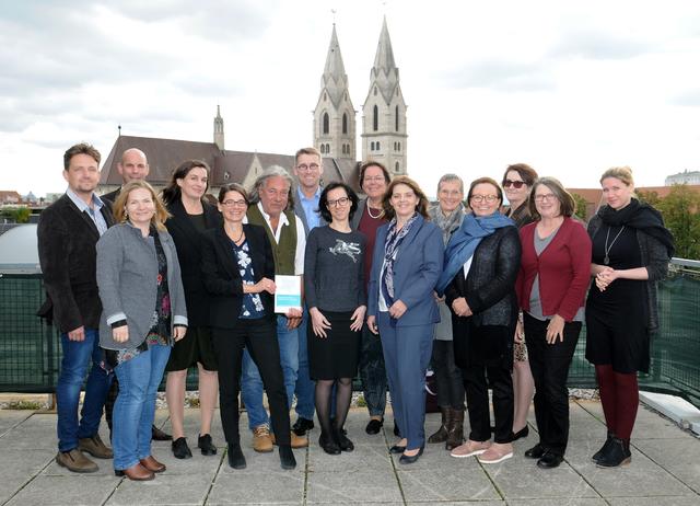 Foto v.l.n.r.: Jiří Kacetl (Südmährisches Museum Znaim), Gregor Kremser MAS (museumkrems), Melanie Niope Lopin (Stadtmuseum Korneuburg), Celine Wawruschka (Donau-Universität Krems), Anja Grebe (Donau-Universität Krems), Johannes M. Tuzar (Krahuletz-Museum Eggenburg), Matthias Henkel (Berlin), Sabine Schmitner (Stadtarchiv Wiener Neustadt), Gesa Büchert (Kunstpädagogisches Zentrum Nürnberg/Universität Erlangen-Nürnberg), Ulrike Vitovec (Museumsmanagement Niederösterreich), Ulrike Scholda (Museen der Stadt Baden), Eveline Klein (Museum St. Peter an der Sperr, Wiener Neustadt), Elisabeth Vavra (Verein Museen und Sammlungen Niederösterreich), Helene Schrolmberger (Museum Retz) und Nicole Sommer (Stadtmuseum St. Pölten)
 | Foto: Foto Reischer, Donau-Universität Krems