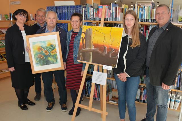 Freuen sich über die Zusammenarbeit zwischen der NNÖMS Stift Zwettl und der Stadtbücherei Zwettl, v.l.: Stadträtin Andrea Wiesmüller, Büchereileiter Mag. Johann Koller, SR Karl Blümel, Dipl.-Päd. Maria Treml, Sandra Nechwatal und Schulleiter Dipl.-Päd. Eric Schilcher