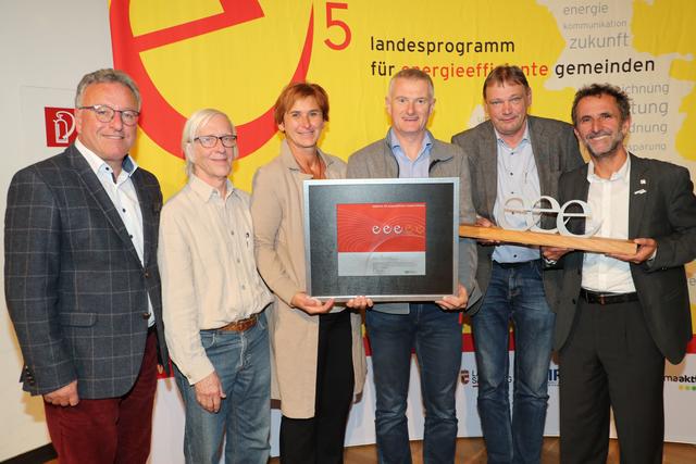 Landeshauptmannstellvertreter Heinrich Schellhorn und Helmut Strasser (Programmleiter Salzburger Institut für Raumordnung und Wohnen) bei der Übergabe der Auszeichnung "E5" an Bürgermeister Josef Weikingerr und dem E5 Team der Gemeinde Strobl am Wolfgangsee.