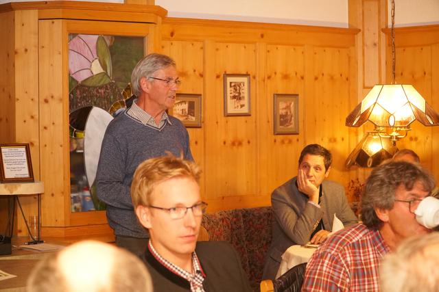 Reinhard Witting (stehend) informierte bei der letzten Ausschussitzung zahlreiche Wegbegleiter über das Projekt.