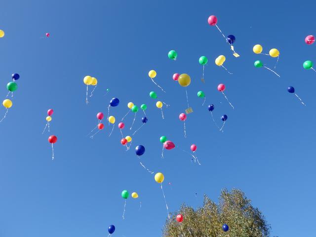 Das gemeinsame Luftballon-Steigen vor der Volksschule Hermagor ist jedes Jahr ein Höhepunkt der Eröffnungsfeier