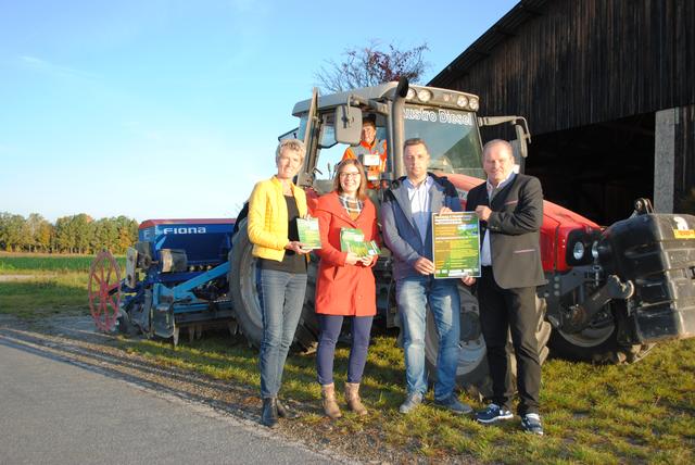 NR Martina Diesner-Wais, Kleinregionsmanagerin, Viktoria Prinz, Landwirt Diesner-Wais sitzend im Traktor, Obmann Kleinregion StadtLand Vzbgm Christian Dogl und Obmann Verein Zukunftsraum Thayaland Bgm. Eduard Köck.