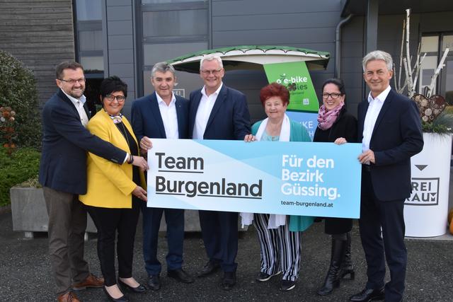 Spitzenkandidat Walter Temmel (3. von links) mit Klaus Weber, Marianne Hackl, Thomas Steiner, Elfriede Jaindl, Miriam Hirmann und Alois Mondschein (von links).