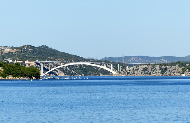 Kurabrücke Šibenik - die Stadt liegt unweit der Mündung des Flusses Krka in die Adria
