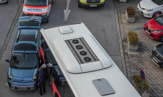 Das Heck des Busses scherte aus und erfasste die Frau, die in diesem Moment neben ihrem Auto stand.