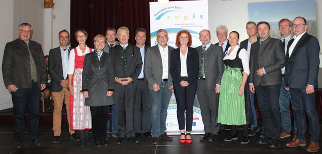 Landesrat Hiegelsberger (OÖ) und Landesrat Schwaiger (Salzburg) mit Bürgermeistern der REGIS-Gemeinden und REGIS-Team.