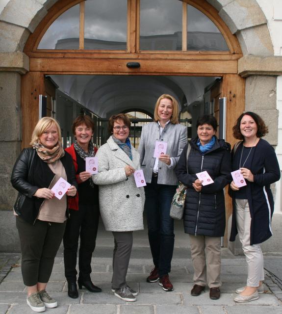 Eine Abordnung der Aktionsgruppe „Fraustadt-Freistadt“ stellte das Projekt der Freistädter Bürgermeisterin vor. V.l.n.r.: Conny Wernitznig, Heidi Pöschko, Petra Raffaseder, Bürgermeisterin Elisabeth Paruta-Teufer, Hedi Hofstadler und Elvira Fleischanderl.