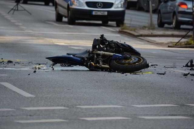 Ein 57-jähriger Motorradlenker kam beim Überholen eines Traktors in Absam zu Sturz und verletzte sich schwer. Er wurde mit der Rettung in die Klinik Innsbruck eingeliefert.
 | Foto: Symbolfoto