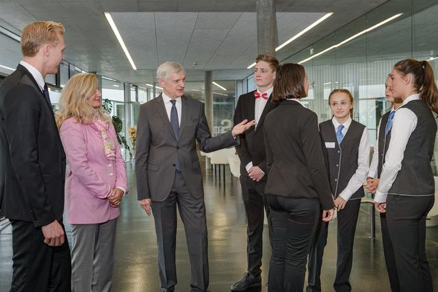 praktische Beispiele vom Experten Thomas Schäfer-Elmayer in der Tourismusschule Bad Hofgastein. | Foto: G. Wolkersdorfer