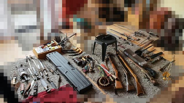 Ein Foto des vorgefunden Waffenarsenals.
