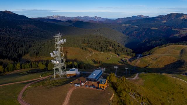 Die Bergstation des SenderExpress mit dem namensgebenden Sender | Foto: Bergbahn Lofer 