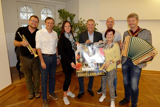 V.l.n.r.: Markus Almer, Christoph Permann, Birgit Pretterhofer, Johann König, Gabriele Zierler, Markus Flicker und Josef Bratl freuen sich über das Ergebnis des letzten Balls und planen bereits den nächsten am 18. Jänner 2020.