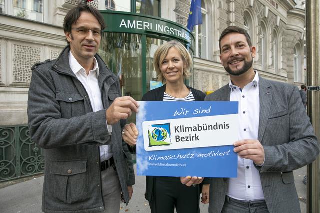 In Vertretung aller Fraktionen nahm Bezirkschef Markus Rumelhart (SPÖ, r.) die Klimabündnisplakette entgegen.
