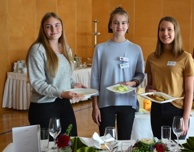 Michelle Leßlhumer, Susanne Kastenhofer und Melanie Rieger mit dem Siegermenü (von links).
