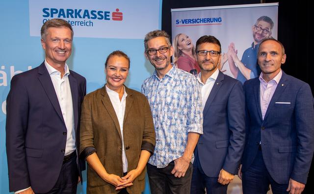 V. l.: Peter Appl (sVersicherung), Verena Scheitz und Thomas Schreiweis, Bereichsleiter Retail Klaus Losbichler, Regionaldirektor Manfred Leitenbauer (beide Sparkasse OÖ)
