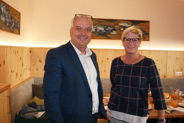 Bgm. Heinz Kofler und Geschäftsführerin Ingrid Bürger (Tagesmütter Landeck) stellten das Kinderbetreuungsprojekt in Prutz vor.