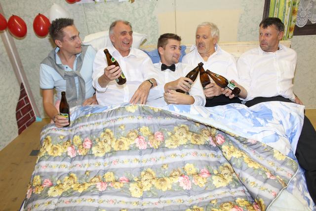 Sogar das Bett wird besetzt, um die Hochzeitsnacht zu verhindern.