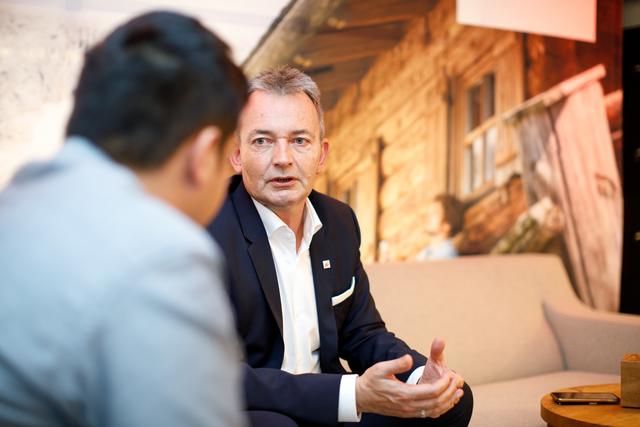 Redakteur Michael Kendlbacher im Gespräch mit A1 CEO Marcus Grausam.