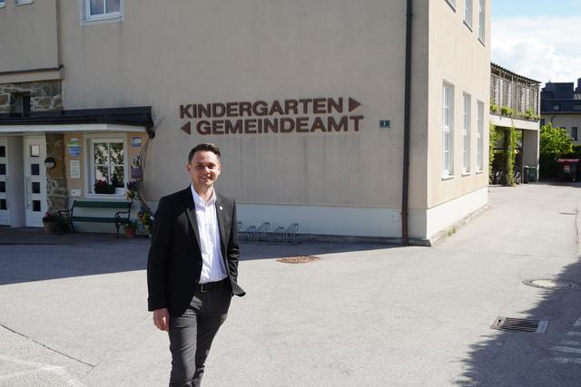 Bürgermeister Michael Schwarzmayr bespricht mit der Gemeindevertretung die Zukunft des PTS, Gemeindeamtes, Kindergarten und Krabbelstube. | Foto: Bettina Buchbauer