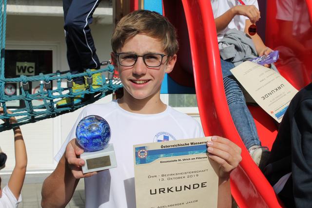 Jakob Adelsberger gewann bei der Bezirksmeisterschaft in St. Ulrich und ist sichtlich stolz auf seinen ersten Rang.