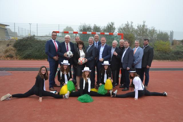 Dir. Mario Simlinger, Bildungsdirektor Hofrat Mag. Johann Heuras, Vzbgm. Gottfried Weixelbaum, Bgm. Ludmilla Etzenberger, Landtagspräsident Mag. Karl Wilfing, Pflichtschulinspektor Fritz Laschober, Stadtrat Günter Steindl, Dechant Kons. Rat Pater Mag. Norbert Buhl, Robert Wolf, Bgm. Ing. Josef Graf, Bgm. Ing. Christian Kopetzky, Landtagsabgeordneter Josef Edlinger und Schülerinnen der Neuen Mittelschule Gföhl