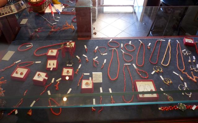 Das Korallenmuseum stellt die wohl wichtigste Sehenswürdigkeit der Insel Zlarin dar. Es bietet dem Besucher einen guten Einblick in die Geschichte der handwerklichen Korallenverarbeitung und der langen Tradition des Korallentauchens. Bereits im 15. Jahrhundert waren die Einwohner von Zlarin für die Herstellung von Schmuck und anderen Materialien aus Korallen bekannt. Das Museum erfreut sich eines wachsenden Besucherstroms; auch von den benachbarten Inseln.
