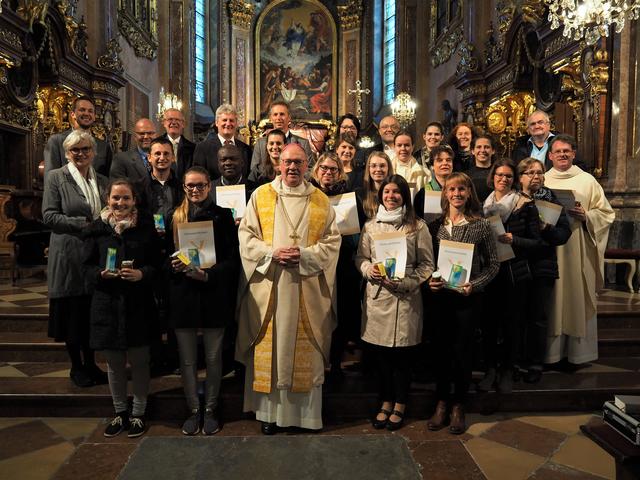 Bischof Alois Schwarz mit 21 neuen Religionslehrern für die Diözese im St. Pöltner Dom.