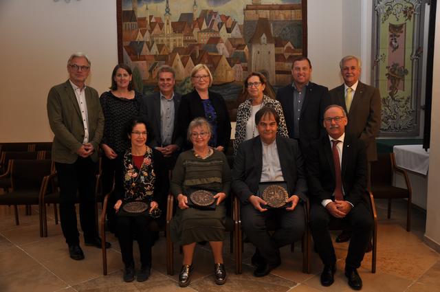 Im Bild von links sitzend: Dr. Ulrike Knall-Brskovsky, Brunhilde Salamonsberger, Mag. Albert Hinterreitner, Bürgermeister Gerald Hackl. Von links stehend: Stadtrat Mag. Reinhard Kaufmann, Dipl.-Ing. Gabriele Schnabl (Magistrats-Abteilung für Altstadterhaltung, Denkmalpflege und Stadterneuerung), Stadtrat Gunter Mayrhofer, Mag. Petra Weiß (Leiterin Bundesdenkmalamt, Abteilung für Oberösterreich), Vizebürgermeisterin Ingrid Weixlberger, Vizebürgermeister Helmut Zöttl und Gemeinderat Arno Thummerer.