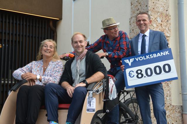 Mit 8.000 Euro unterstützen die Kufsteiner Serviceclubs die Aktion – damit wurde die Rikscha angeschafft.
