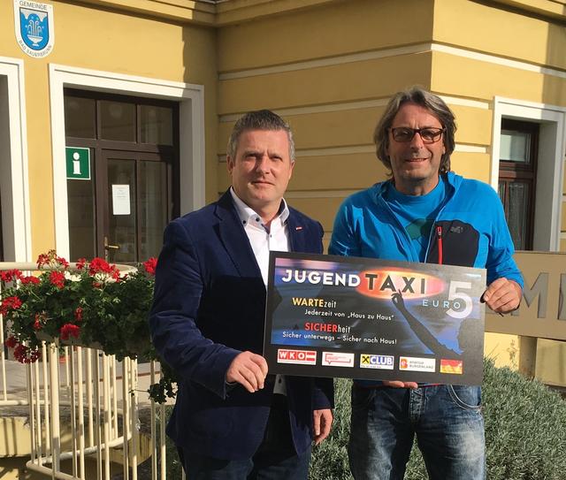 Bernhard Dillhof und Bürgermeister Gerhard Hutter starten das Jugendtaxi in Bad Sauerbrunn