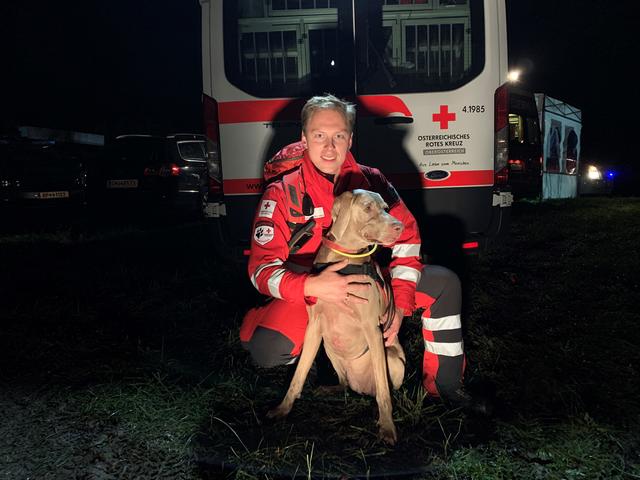 Sebastian Kranzlmüller und seine Hündin Ilvy von der Rotkreuz-Suchhundestaffel nach der geglückten Personensuche Maria Neustift.