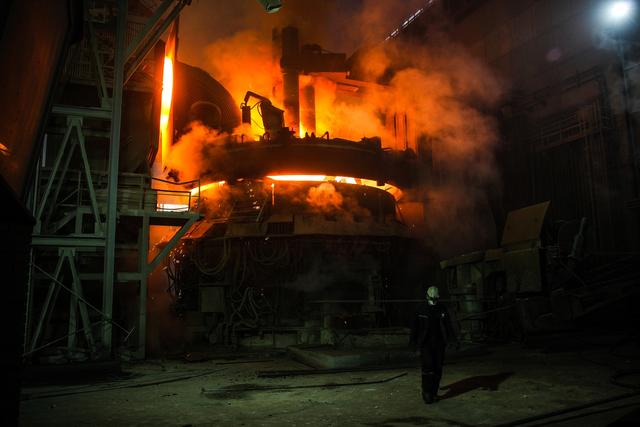 Verhärtete Fronten zwischen Arbeitgeber- und Arbeitnehmervertretern der Metallherstellenden Industrie.