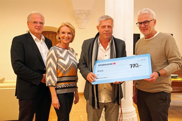 Wolfgang Gänsdorfer übergab einen Scheck in Höhe von 770 Euro an Sozialamtsleiter Mag. Manfred Schaffer. Bürgermeister Reinhard Resch und Vizebürgermeisterin Eva Hollerer bedankten sich für die großzügige Geste.