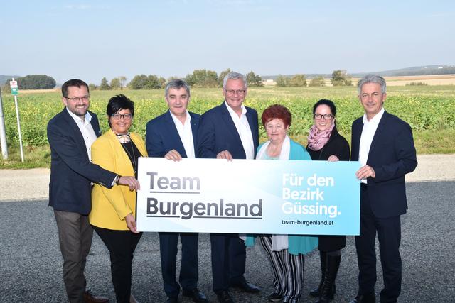 Spitzenkandidat Walter Temmel (3. von links) mit Klaus Weber, Marianne Hackl, Thomas Steiner, Elfriede Jaindl, Miriam Hirmann und Alois Mondschein (von links). | Foto: Martin Wurglits