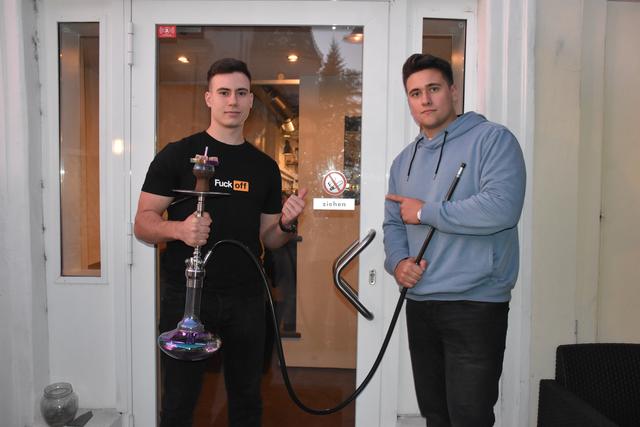 Lukas Tomek und Mauro Vitera verabschieden sich von ihrer Shisha Bar. | Foto: Foto: Goll