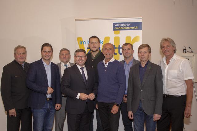 Johann Weber, NR Lukas Brandweiner, Vzbgm. Günther Prinz, LR Ludwig Schleritzko, Markus Rabl, Bgm. Josef Schaden, Dietmar Hipp, Franz Blauensteiner, Robert Reuberger (v.l.).