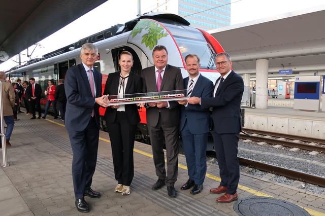 v. l.: Arnulf Wolfram (CEO Siemens Mobility Österreich), Michaela Huber (Vorständin der ÖBB-Personenverkehr AG), Infrastrukturlandesrat Günther Steinkellner (FPÖ), Klaus Garstenauer (Vorstand der ÖBB-Personenverkehr AG) und Paul Sonnleitner (Regionalmanager der ÖBB Personenverkehr-AG) bei der Premierenfahrt mit dem neuen Cityjet Eco.