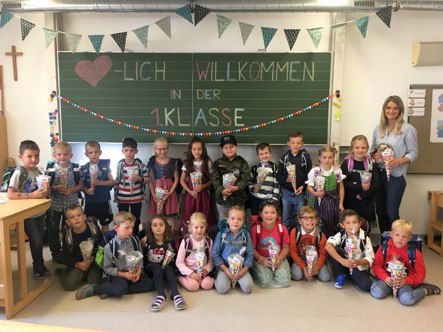 Volksschule Westendorf, Klasse 1B: Benjamin, Julian, Felix, Finn, Luca, Michael, Florian, Michael, Luca, Maximilian, Thomas, Aryan, Theresa, Ailina, Nora, Aroonchay, Elena, Magdalena, Alexia und Lea mit Lehrerin Theresa Ehammer.