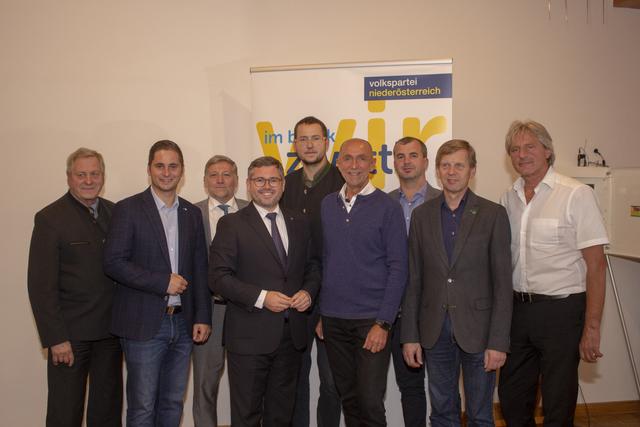 v.l.: Johann Weber, NRAbg. Lukas Brandweiner, Vzbgm. Günther Prinz, LR Ludwig Schleritzko, Markus Rabl, Bgm. Josef Schaden, Dietmar Hipp, Franz Blauensteiner, Robert Reuberger