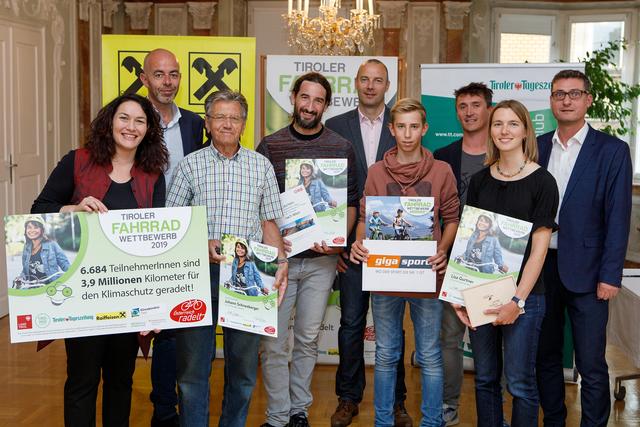Lisa aus Innsbruck, Fabian aus Hall, Markus aus Aurach und Johann aus Völs nahmen am Dienstag die Hauptpreise des diesjährigen Tiroler Fahrradwettbewerbs von LHStvin Ingrid Felipe entgegen. Mit dabei waren die Sponsoren der Hauptpreise (hinten von links) Norbert Adlassnig (Tiroler Tageszeitung), Christian Bevelander (Raiffeisenbanken Tirol) und Roman Ecker (Gigasport Innsbruck) sowie Klimabündnis-Geschäftsführer Andrä Stigger.