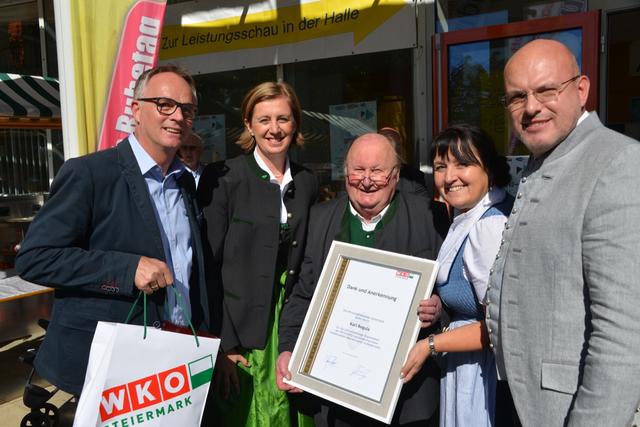 Karl Regula, der langjährige Obmann der Niederwölzer Leistungsschau, übergab sein Amt nach 45 Jahren an seine Nachfolgerin Sigrun Gruber. Regula wurde bei seinem letzten offiziellen Auftritt am Maxlaunmarkt für sein Lebenswerk mehrfach geehrt und ausgezeichnet. Unter anderem von der WKO Steiermark. V. l.: NRAbg. Karl Schmidhofer, Wirtschaftslandesrätin MMag. Barbara Eibinger-Miedl, der scheidende Leistungsschau-Obmann Karl Regula, die Zweite Landtagspräsidentin LAbg. Manuela Khom und der Murtaler Wirtschaftskammer-Obmann Komm.-Rat Norbert Steinwidder.