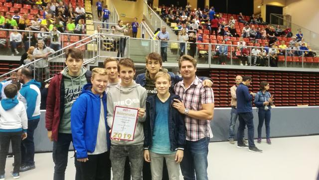 Die Burschen der U18 Mannschaft Tennis mit Trainer Jürgen Hopf (re im Bild).
Fotonachweis: Jürgen Hopf