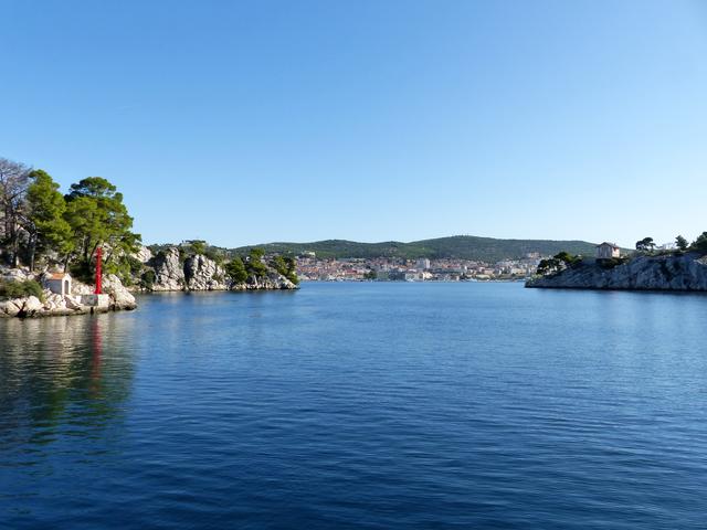 Meerenge von Šibenik - Die beeindruckende Landschaft des Kanals des heiligen Antonius, die seit 1974 öffentlich geschützt wird, umfasst das Gebiet von der Šibenik-Brücke bis zur venezianischen Festung des heiligen Nikolas und dem umliegenden Meer.
Noch niemand ist durch den Kanal des heiligen Antonius gegangen, ohne Ehrfurcht vor diesem seltenen Anblick von Schönheit zu empfinden. Der Kanal ist knapp über 2000 m lang, 220 m breit und 40 m tief.
In früheren Zeiten hatte der Kanal strategische Bedeutung, deshalb wurde eine Eisenkette von einer Seite der Meerenge zur anderen aufgespannt, um feindliche Boote daran zu hindern, in den großen Hafen von Škar einzudringen.