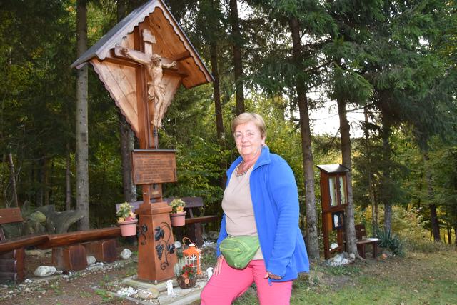 Abseits von Kalch lag einst der Friedhof der Mörder, Selbstmörder, Ehebrecher und anderer Außenseiter, weiß Ortsvorsteherin Johanna Wolf. Heute ist der Ort eine stille Gedenkstätte.
