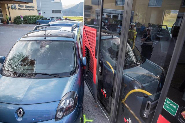 Im Bereich der eingedrückten Lamellen am Bus wurde die Frau stehend eingeklemmt. | Foto: zeitungsfoto.at